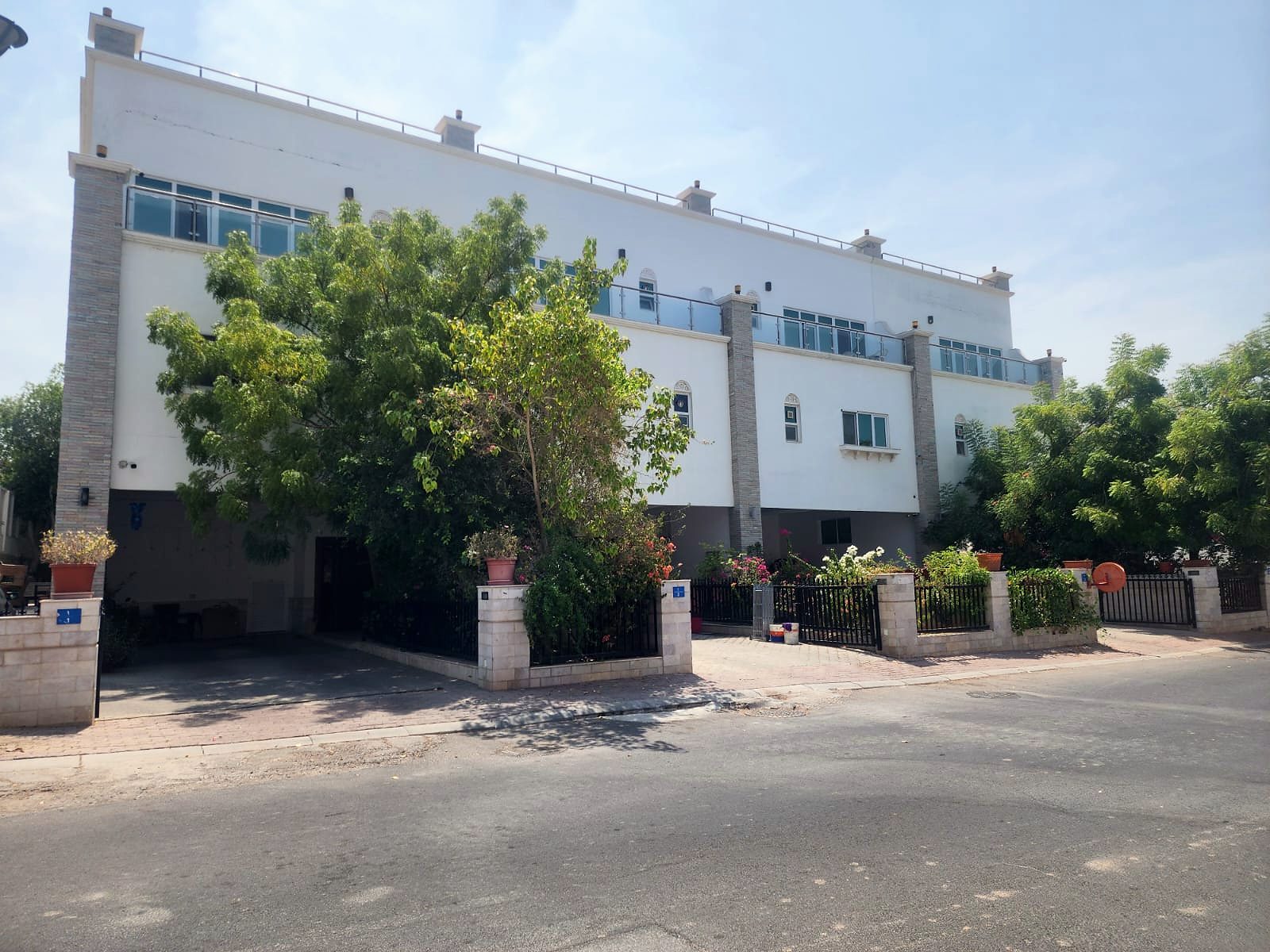 Manahil Complex facade and garden, Madinat Al Sultan Qaboos · 3